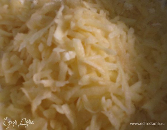  Картофель почистить и натереть на крупной тёрке.