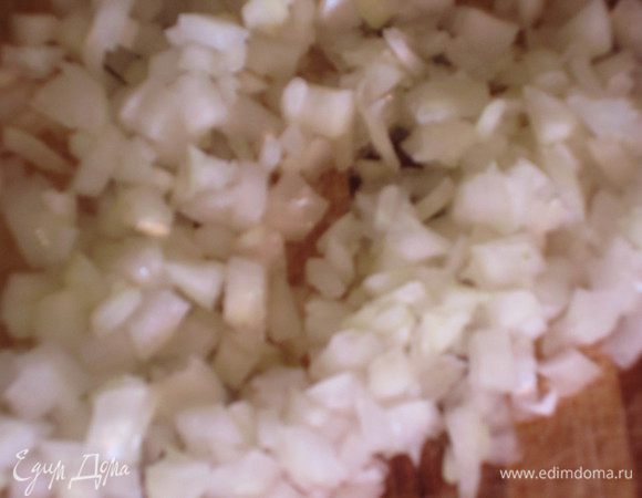 Луковицу мелко нарезать.Сыр нарезать кубиками.