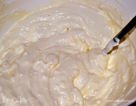 Выложить творог в миску и залить горячим молоком.Перемешать до однородности и дать постоять минут 5.