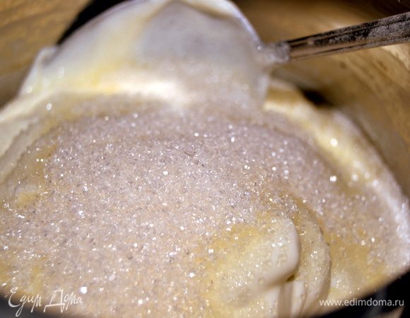 Сметану выкладываем в сотейник и добавляем сахар.