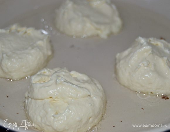 Зачерпываем творожное тесто столовой ложкой и помогая чайной ложечкой,выкладываем лепешку на сковороду с раскаленным маслом.Так же можно воспользоваться духовкой.Выложить тесто в формы для кексов и все.Но в такую жару не до духовки.