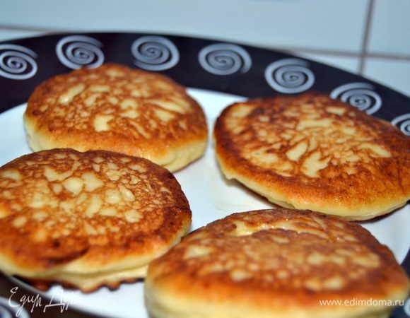 Обжариваем с двух сторон и выкладываем на блюдо.Жарим следующую партию.