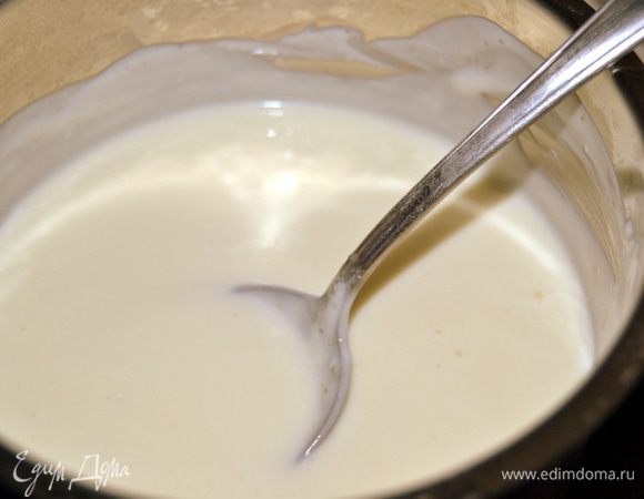 Ставим сотейник со сметаной на огонь,нагреваем.