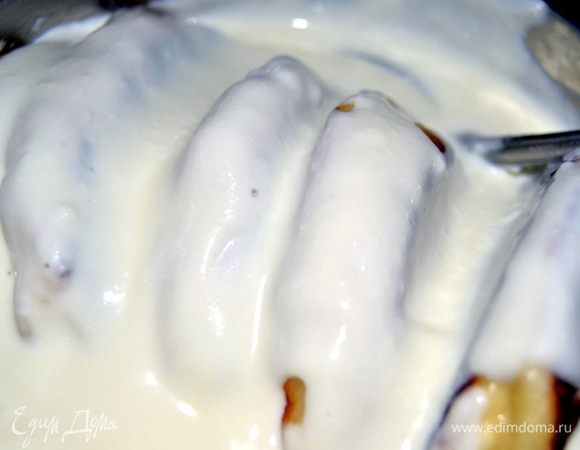 Загружаем туда готовые сырники и тушим минут пять.