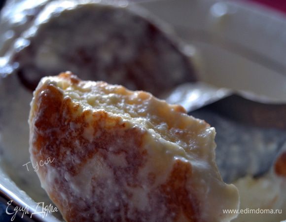 Выкладываем сырники на порционные тарелочки и поливаем соусом.Сырники получаются нежнейшие.Сахар можно заменить медом,для этого мед нужно растопить на сковороде,где жарились сырники,к нему добавить сметану,перемешать и выложить туда сырники,потушить под крышкой так же пять минут и готово))