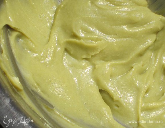 Крем: Соединить маскарпоне, сахарную пудру и фисташковую пасту. Тщательно перемешать.