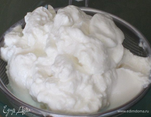 Рикотту откинуть на дуршлаг на 30-40 минут.