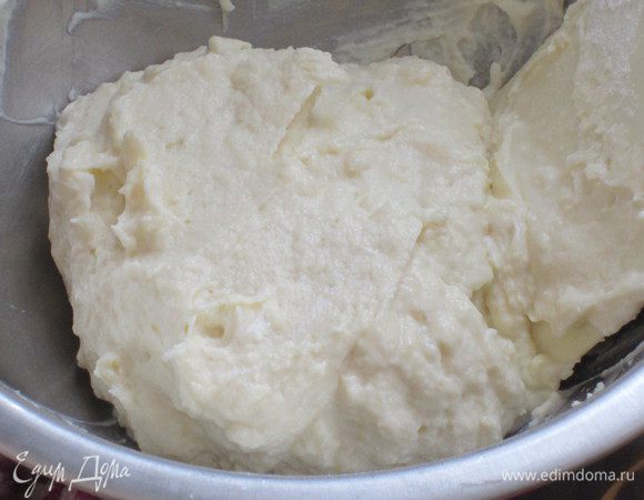 Добавить яйцо, муку, сахар и хорошо перемешать.