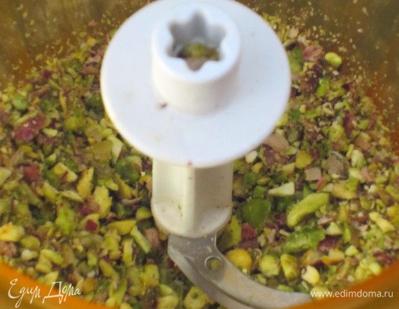Фисташки измельчить.