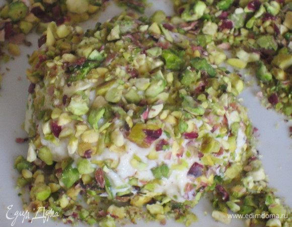 Ложкой выкладывать тесто в ореховую панировку, обвалять и сформировать сырники.