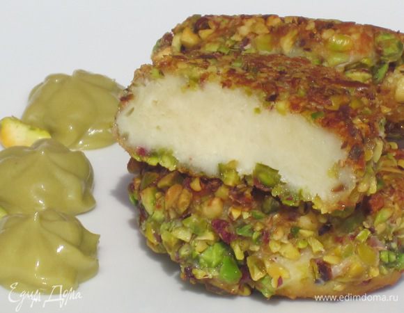 Подавать сырники с фисташковым кремом. Приятного аппетита:)