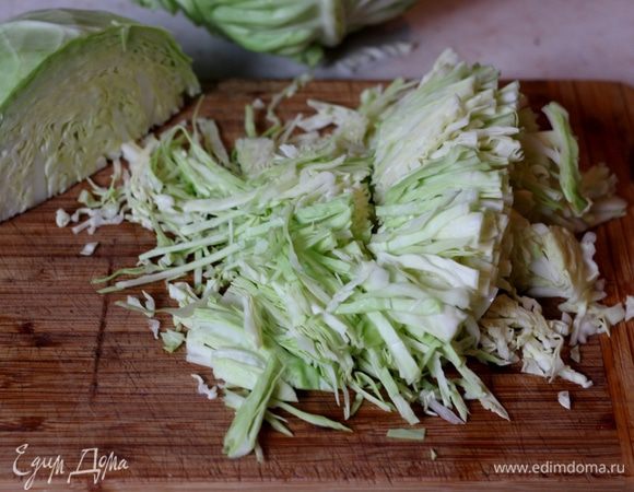Все очень просто. Нарежьте капусту тонкой, не очень длинной соломкой.