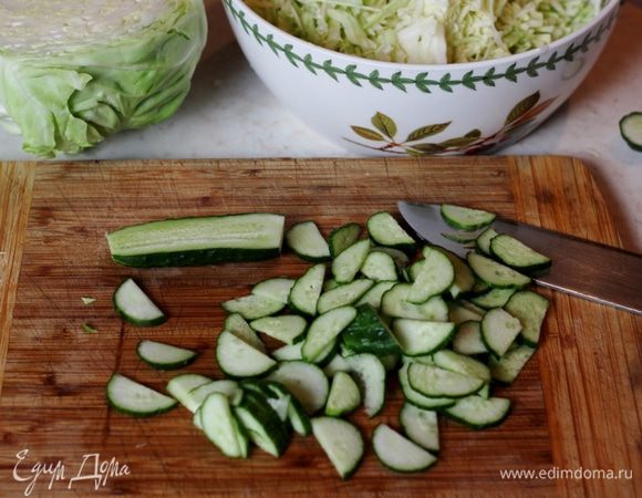 Огурец нарежьте половинками или соломкой.