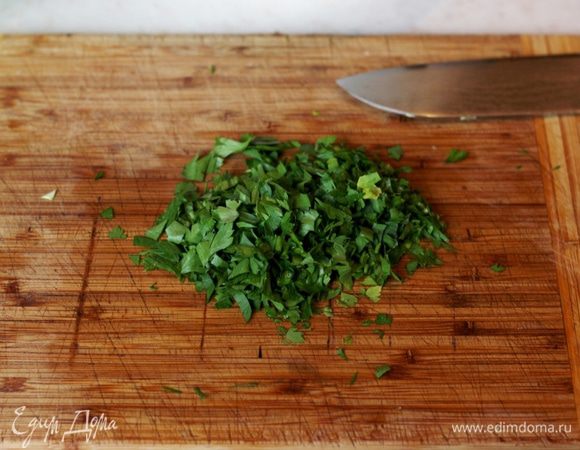 Зелень измельчите произвольно. Посолите, влейте масло и хорошо перемешайте. Я обычно перемешиваю руками. Лично мне и моей жене этот салат очень нравится. Мы его едим с удовольствием с курицей, рыбными котлетами, запеченной рыбой, мясом. Вкуснятина.