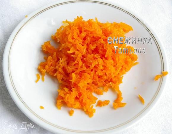 Морковь отвариваем в мундире, чистим, натираем на мелкой тёрке.