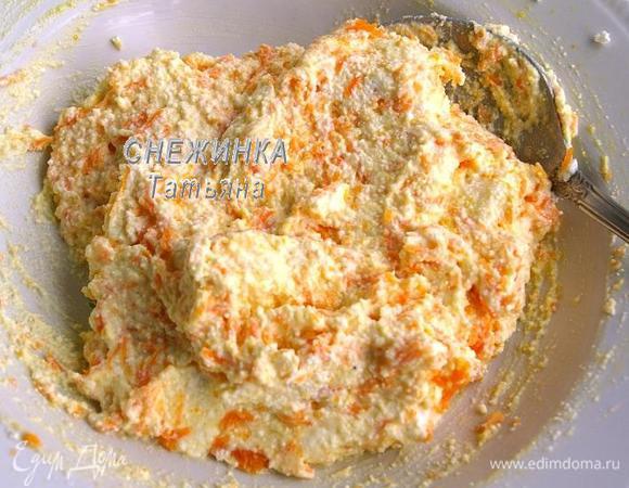 Кладём морковь и натираем цедру апельсина. Снова перемешиваем.