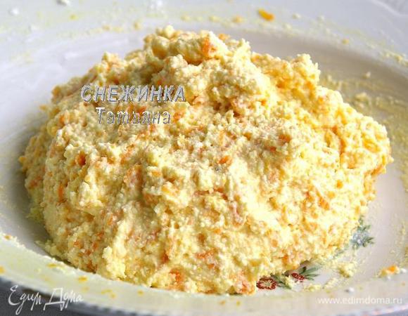 Насыпаем муку с разрыхлителем. Перемешиваем «тесто», оно остаётся липким, но держит форму.