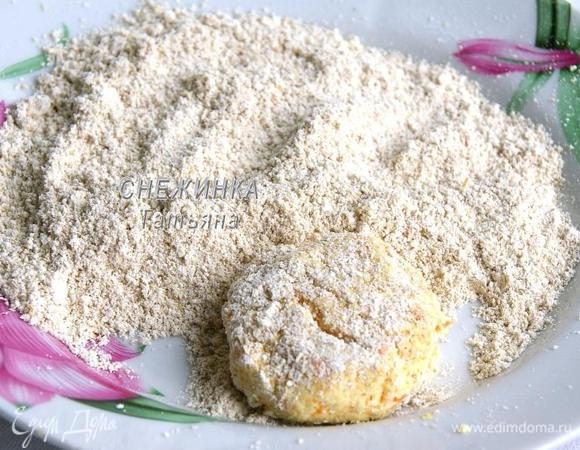 Если у Вас нет овсяной муки, не беда – измельчите овсяные хлопья в кофемолке. Всегда получается идеальный результат. Я решила сделать небольшие кругленькие сырнички, поэтому берём по столовой ложке «теста», кладём в муку. Обваливаем и берём в ладошки. Перекидывая с одной ладошки на другую, формируем круглый сырник. 