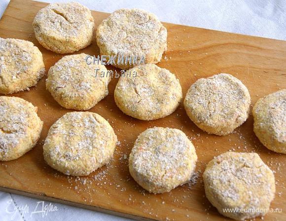 Затем низ и верх сырника окунаем снова в муку. Так проделываем со всеми сырниками.