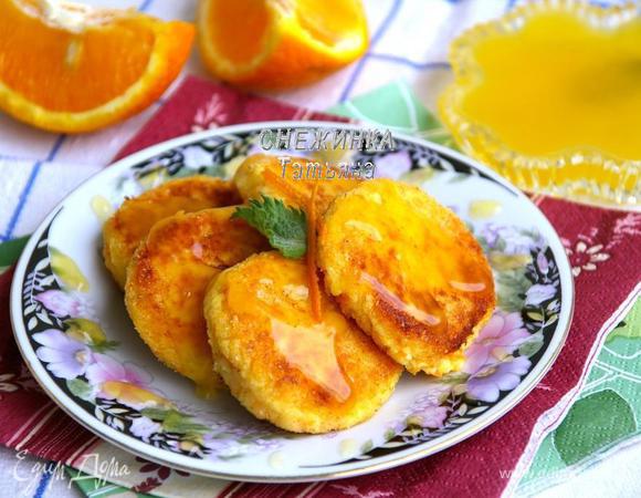 Подаём сырники с соусом. 