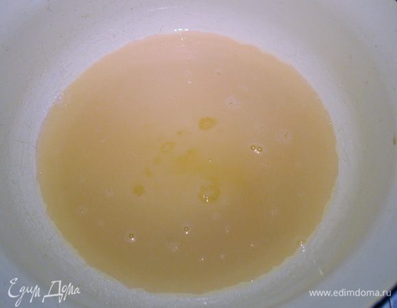 Готовим тесто. В миску кладем сахар и молоко, нагреваем до растворения сахара. 