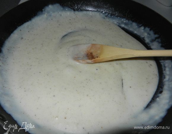 Готовим соус Бешамель.
На горячую сковородку кладем ст.ложку сливочного масла. Когда он растает, посыпаем ст.ложкой муки и перемешиваем, чтобы мука пожелтела. Постепенно вливаем горячее молоко. Постоянно помешивая держим на огне еще минуты 2.
Я делаю пол-порции, поэтому у меня проблем с комками (как у Юлии) не было. (Не нужно переваривать соус, он когда остынет, загустеет).
В конце добавляем 1/4 ч.л. молотого мускатного ореха и хорошо перемешаваем. Снимаем с огня, даем остыть, периодически помешивая.