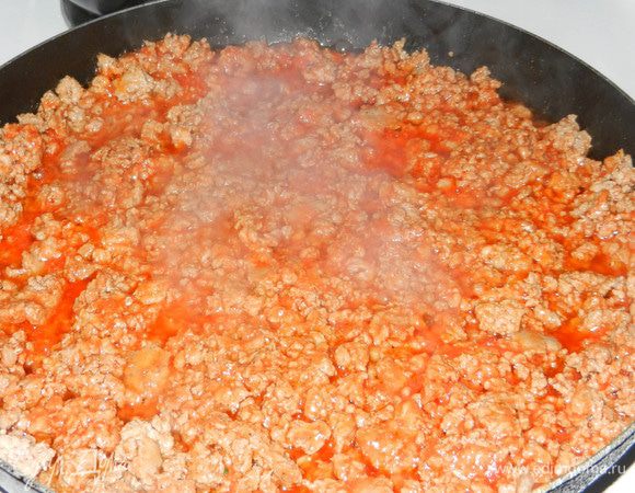 Прожариваем фарш. Добавляем томатную пасту, разведенную с небольшим количеством воды и прожариваем еще чуток.