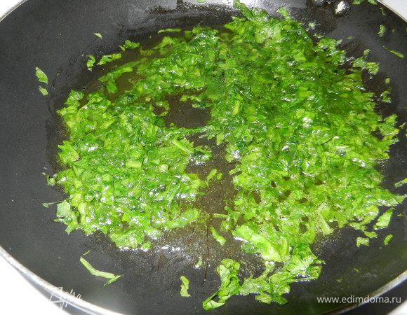 Мелко нарежем шпинат и обжарим его пару минут в небольшом количестве оливкового масла.