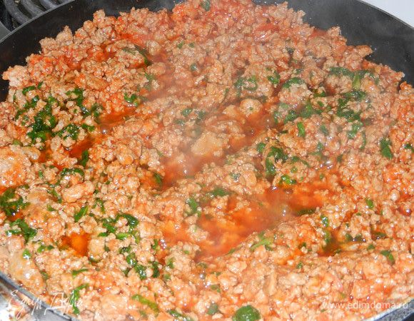 Снять с огня. Соединить шпинат и фарш вместе. Посолить, поперчить.