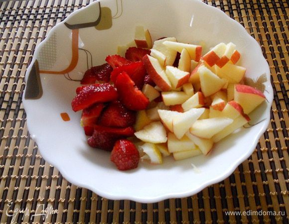 Нарезать яблоко и клубнику.