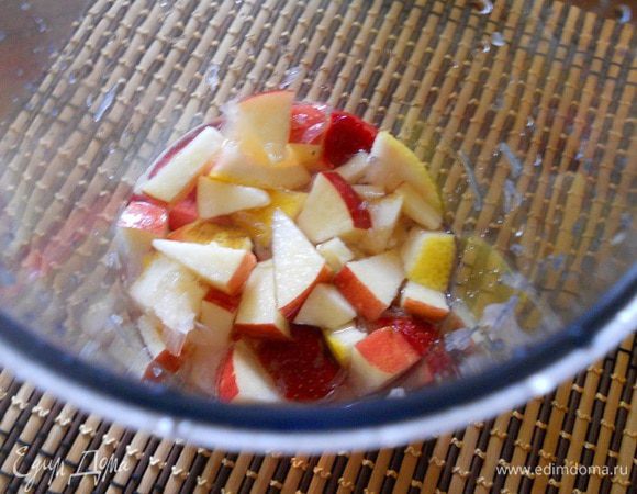 Лимон нарезать кубиками, добавить сахар по вкусу. Переложить все в графин и залить очищенной водой или газированной, перемешать и дать настояться от 30 минут до 1 часа.