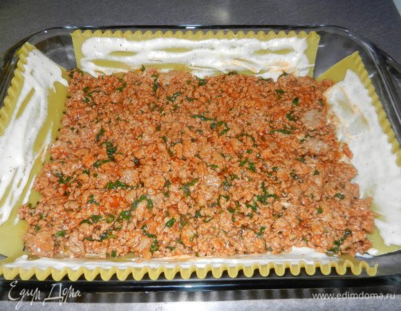 Выкладываем 1 слой - горячий фарш (половину).