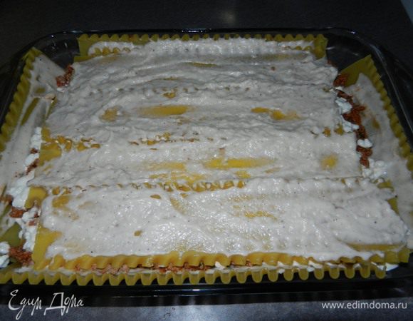 Накрываем листами опять и смазываем соусом Бешамель. Если делаете без соуса, то можете использовать творог.