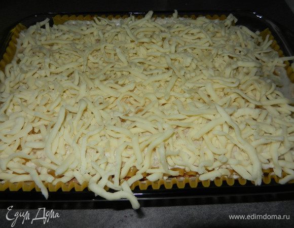 Обильно посыпаем тертым сыром Моцарелла.