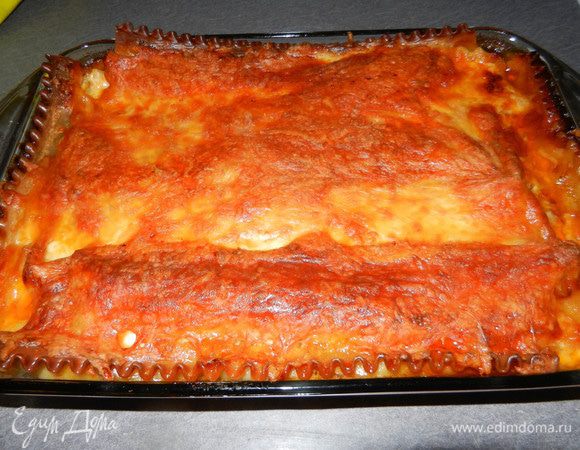 Вынуть из духовки и дать остыть немного. Нарезать и подавать теплой.