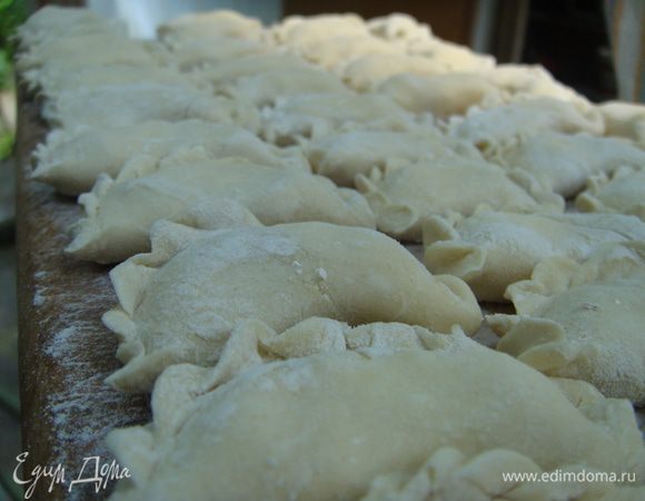 Замесить тесто. Раскатать пласт, вырезать формой кружочки, выложить начинку, залепить края "рюшкой". Слепить вареник. Заморозить.