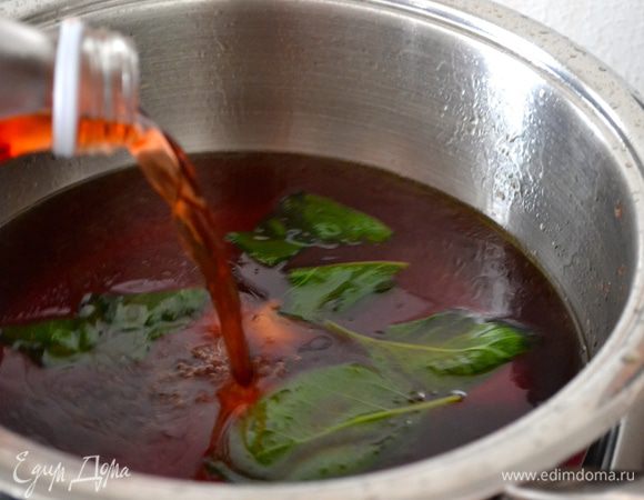 Добавить уксус, вино (или воду), посолить, поперчить и нагревать на небольшом огне до состояния кипения. Пока будет закипать маринад, подготовим все остальные ингредиенты нашего блюда. 