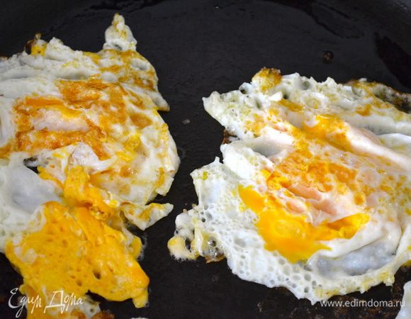 Яйца по две штуки обжарить на сковороде с двух сторон. Стараться, чтобы яйца не слились между собой и не превратились в одну большую яичницу. Фактически, у нас должно получиться 4 отдельные маленькие яичницы, обжаренные с обеих сторон! ))) 