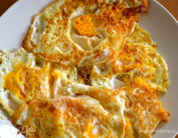 Готовые яйца выложить на блюдо и отставить.