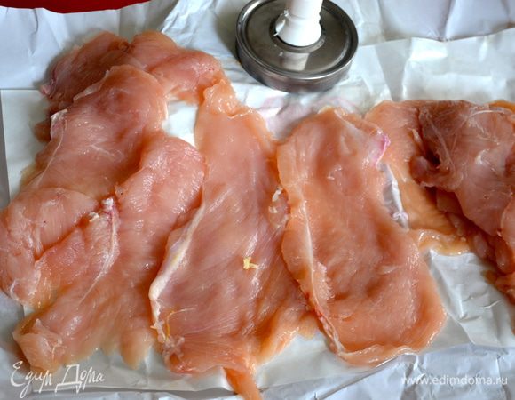 Куриные филе тонко отбить. 