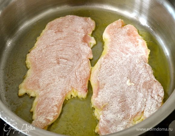 Обвалять в небольшом количестве муки и обжарить на сковороде. Также сложить на отдельном блюде и оставить в сторону.