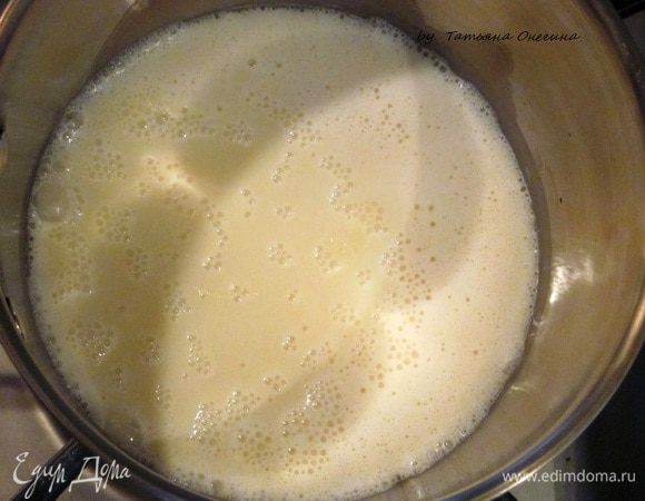 Молоко доводим до кипения, снимаем с огня и добавляем ваниль. Поставить на лед и дать остыть.