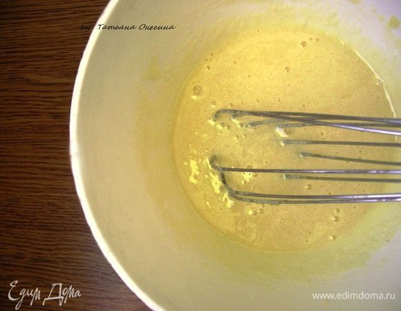 Желтки взбиваем с сахаром.