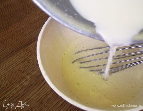 Молоко вливаем в желтки и хорошо перемешиваем.