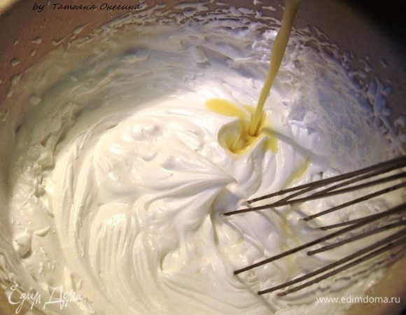 К взбитым сливкам добавляем яичный крем. Все перемешиваем венчиком.