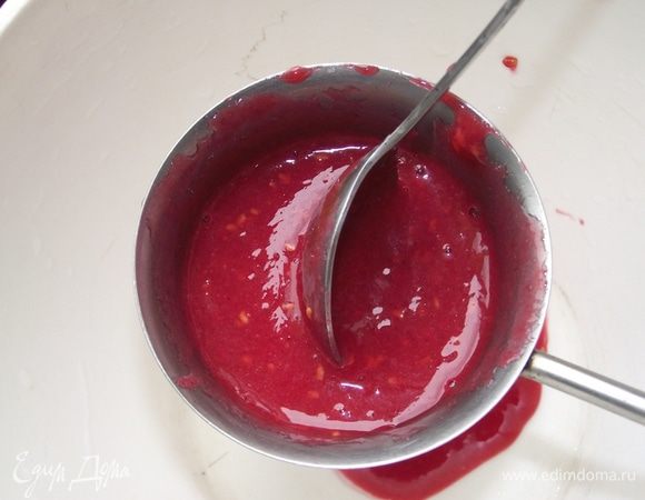 Малину отправляем в блендер, добавляем сахар и взбиваем.
Затем пюре перетираем через сито, чтобы избавиться от косточек.
Пюре отправляем на 20-30 минут в морозильную камеру.