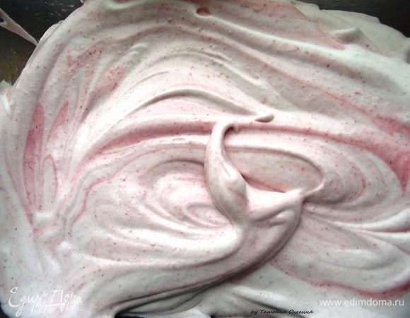 По истечении времени, когда пюре немного ” прихватилось”, добавляем к нашей приготовленной основе и перемешиваем венчиком. 
Отправляем смесь в морозильную камеру  охлаждаться на 1 час.
