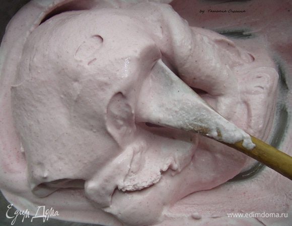 Через час взбить лопаткой смесь, чтобы в готовом мороженом не было кристаллов льда, а консистенция была более гладкой и воздушной. 
Таким способом  продолжаем взбивать мороженое как минимум каждый час на протяжении  3-4 часов.