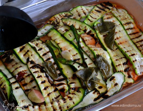 И теперь осторожно залить все горячим уксусным маринадом! Сверху выложить зубчики чеснока и листья шалфея...