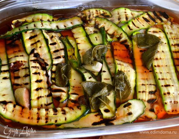 Вот и все!!! Остается дать жидкости немного остыть. Накрыть форму пищевой пленкой и убрать в холодильник на несколько часов, прежде чем подавать. Но, как я уже сказала, лучше, если блюдо будет приготовлено заранее...  